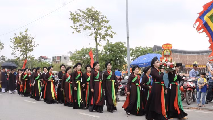 Các liền chị quan họ tham gia rước lễ tại lễ hội đền Vua Bà.