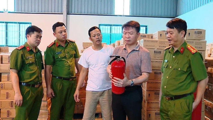 Thiếu tướng Nguyễn Minh Tuấn (cầm bình), Giám đốc Công an tỉnh Phú Thọ trực tiếp kiểm tra bình chữa cháy của Công ty Tomoken Việt Nam.