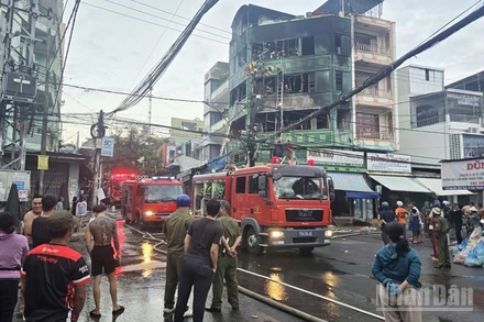 Phòng Cảnh sát Phòng cháy chữa cháy và Cứu nạn cứu hộ (Công an tỉnh Khánh Hòa) huy động xe thang chuyên dụng, nhiều xe chữa cháy đến hiện trường. (Ảnh: VŨ TÂN) 