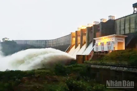 Hồ Sông Cái, xã Bác Ái Tây (Khánh Hòa) đang vượt mực nước so với thiết kế khoảng 28% được mở 5 cửa van, xả qua tràn với lưu lượng 1.109,28m³/s. (Ảnh: NGUYỄN TRUNG)