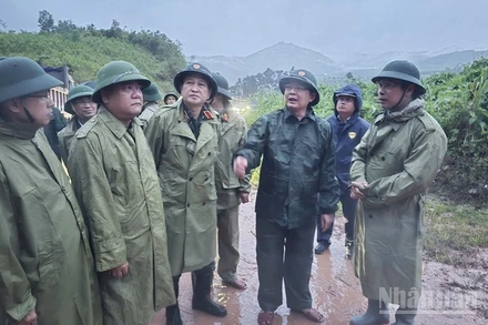 Phó Thủ tướng Hồ Quốc Dũng chỉ đạo chưa thể cho người dân lưu thông trở lại ngay, mà cần thời gian để tổ chức gia cố tổng thể, bảo đảm an toàn tuyệt đối trong thời gian tới. (Ảnh: VŨ TÂN)