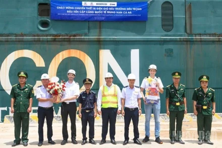 Ban Giám đốc Cảng quốc tế Trung Nam-Cà Ná, Bộ đội Biên phòng và chính quyền địa phương đón, tặng hoa chúc mừng thủy thủ đoàn của tàu ESHIP 1 khi cập cảng.