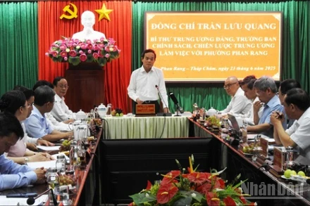 Quang cảnh buổi làm việc.