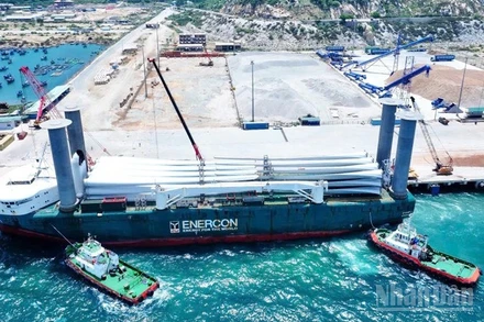 Tàu quốc tế có tải trọng hơn 50.000 tấn cập Cảng biển tổng hợp Cà Ná để bốc dỡ linh kiện phục vụ cho các dự án điện gió đầu tư tại khu vực phía nam tỉnh Khánh Hòa. (Ảnh: NGUYỄN TRUNG)