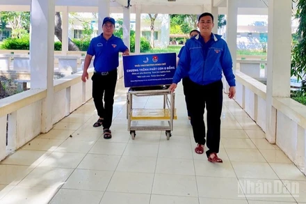 Đoàn phường Ninh Chử, tỉnh Khánh Hòa với Chương trình "Phát cơm 0 đồng" chia sẻ tấm lòng thiện nguyện với những phận đời đang gồng mình chống chọi bệnh tật tại Trung tâm Y tế khu vực Ninh Hải. (Ảnh: CTV)