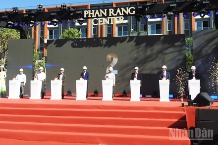 Lãnh đạo Ủy ban nhân dân phường Phan Rang (Khánh Hòa) cùng nhà đầu tư ấn nút khánh thành tại buổi lễ. (Ảnh: NGUYỄN TRUNG)