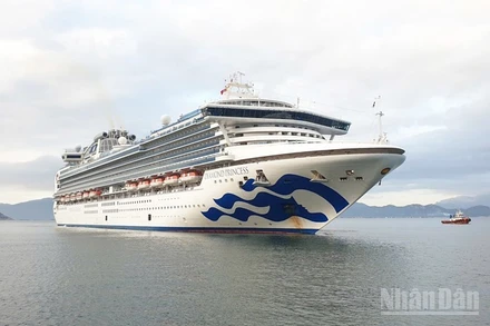 Tàu biển quốc tế Diamond Princess trên đường cập Cảng quốc tế Cam Ranh. (Ảnh: Sở Văn hóa, Thể thao và Du lịch tỉnh Khánh Hòa cung cấp)