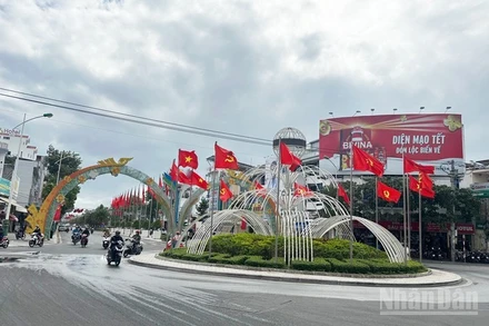 Trên trục đường Thống Nhất, khu vực trung tâm phường Phan Rang (Khánh Hòa) trang hoàng lộng lẫy cờ Đảng, cờ Tổ quốc, tạo nên không khí trang trọng, rộn ràng và đầy khí thế chào mừng Đại hội đại biểu toàn quốc lần thứ XIV của Đảng. (Ảnh: NGUYỄN TRUNG)