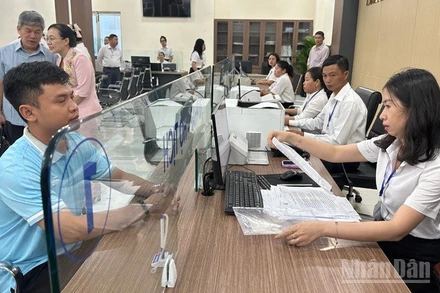 Theo kế hoạch số 1183 của Ủy ban nhân dân tỉnh Khánh Hòa, thủ tục hành chính tiếp tục được đơn giản hóa, với yêu cầu rõ ràng: không yêu cầu người dân, doanh nghiệp bổ sung hồ sơ, tài liệu quá một lần sau khi tiếp nhận. (Ảnh: NGUYỄN TRUNG)