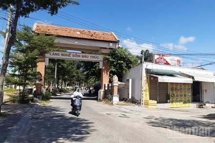 Cổng vào làng gốm Bàu Trúc, xã Ninh Phước (Khánh Hòa). (Ảnh: NGUYỄN TRUNG)