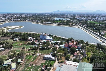 Hồ điều hòa tại phường Phan Rang, mở ra cảnh quan mới cho không gian xanh ở phía nam Khánh Hòa. (Ảnh: NGUYỄN TRUNG)