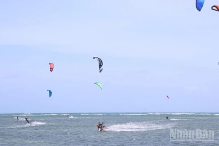 Các vận động viên tập luyện tại vùng biển Mỹ Hòa, xã Vĩnh Hải, tỉnh Khánh Hòa. (Ảnh: NGUYỄN TRUNG)