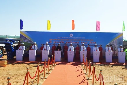 Phó Thủ tướng Chính phủ Bùi Thanh Sơn cùng lãnh đạo tỉnh Khánh Hòa ấn nút khởi động dự án. (Ảnh: NGUYỄN TRUNG)