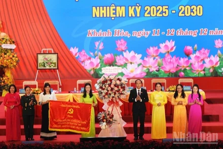 Đồng chí Nguyễn Khắc Hà - Phó Bí thư Tỉnh ủy, Chủ tịch Ủy ban Mặt trận Tổ quốc Việt Nam tỉnh Khánh Hòa tặng bức trướng chúc mừng của Tỉnh ủy cho Đại hội. 