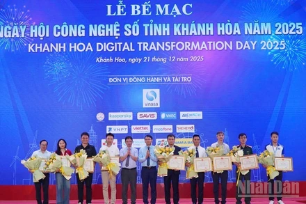 Phó Chủ tịch Ủy ban nhân dân tỉnh Khánh Hòa Nguyễn Thanh Hà trao bằng khen của tỉnh cho 10 tập thể có thành tích xuất sắc trong hưởng ứng và tổ chức Ngày hội Công nghệ số tỉnh Khánh Hòa năm 2025. (Ảnh: NGUYỄN TRUNG)
