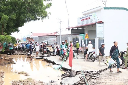 Đợt mưa lũ từ ngày 16-22/11 vừa qua, khiến cho nhiều tuyến đường giao thông bị hư hỏng, làm cho việc đi lại rất khó khăn. (Ảnh: NGUYỄN TRUNG)