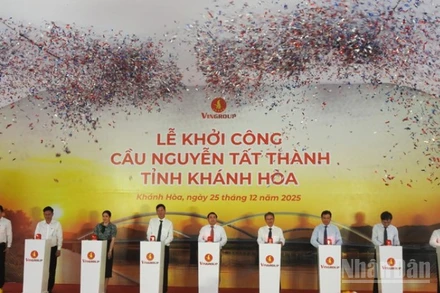 Các đại biểu ấn nút khởi công công trình cầu Nguyễn Tất Thành. (Ảnh: NGUYỄN TRUNG)