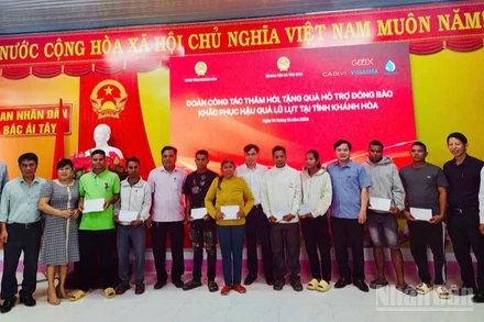 Đoàn công tác của Bộ Dân tộc và Tôn giáo trao quà hỗ trợ các hộ nghèo, hộ cận nghèo bị ảnh hưởng bởi mưa lũ. (Ảnh: NGUYỄN TRUNG)