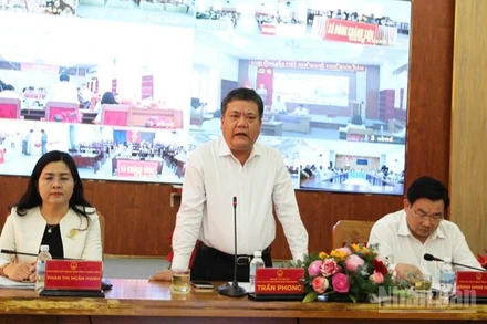 Đồng chí Trần Phong, Phó Bí thư Tỉnh ủy, Chủ tịch Ủy ban nhân dân tỉnh phát biểu tại buổi đối thoại. (Ảnh: NGUYỄN TRUNG)