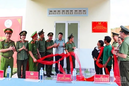 Lãnh đạo Công an tỉnh Khánh Hòa cùng gia đình chị Cao Thị Muỗi thực hiện nghi thức khánh thành và bàn giao căn nhà. (Ảnh: N.T)