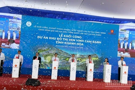 Lãnh đạo tỉnh Khánh Hòa cùng nhà đầu tư, nhà thầu và các địa biểu ấn nút khởi công Dự án Khu đô thị ven vịnh Cam Ranh. (Ảnh: NGUYỄN TRUNG)