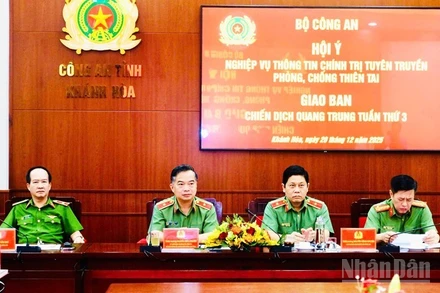 Lãnh đạo Bộ Công an và Công an tỉnh Khánh Hòa chủ trì buổi hội ý. (Ảnh: VŨ TÂN)