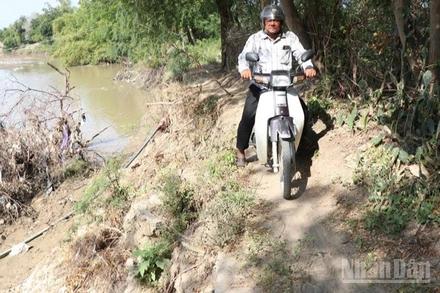 Bờ sông Lu bị sạt lở nhiều, khiến cho việc đi lại của người dân nơi đây rất khó khăn. (Ảnh: NGUYỄN TRUNG)