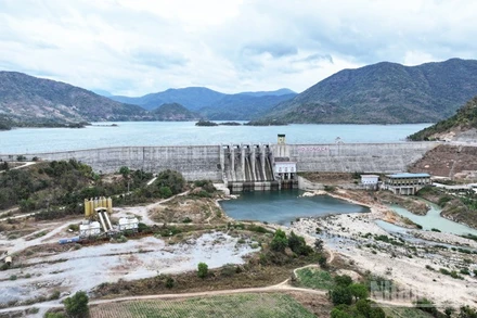 Hồ chứa nước Sông Cái - Dự án hệ thống thủy lợi Tân Mỹ, xã Bác Ái Tây (Khánh Hòa), có dung tích 220 triệu m³, tiếp nước cho hệ thống thủy nông Nha Trinh-Lâm Cấm để tưới cho 12.800ha; tiếp nước cho sinh hoạt, dịch vụ, công nghiệp, chăn nuôi, nuôi trồng thủy sản; tạo nguồn cho thủy điện tích năng Bác Ái với công suất 1.200MW và 2 nhà máy thủy điện với công suất 24MW;... đang được quản lý, khai thác hiệu quả. (Ảnh: NGUYỄN TRUNG)