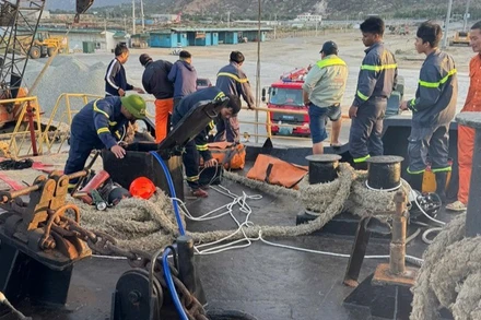 Lực lượng cứu nạn cứu hộ tiếp cận hầm tàu để cứu các nạn nhân bị mắc kẹt. (Ảnh: CTV)