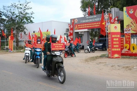 Công tác tuyên truyền về cuộc bầu cử đại biểu Quốc hội khóa XVI và đại biểu Hội đồng nhân dân các cấp nhiệm kỳ 2026-2031 rộn ràng khắp các thôn, làng ở khu vực phía nam tỉnh Khánh Hòa. (Ảnh: NGUYỄN TRUNG)