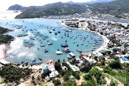 Vịnh Vĩnh Hy, xã Vĩnh Hải (Khánh Hòa), một trong những vịnh đẹp nhất Việt Nam, hằng năm thu hút hàng triệu lượt du khách trong nước và quốc tế đến tham quan, nghỉ dưỡng, trải nghiệm. (Ảnh: NGUYỄN TRUNG)