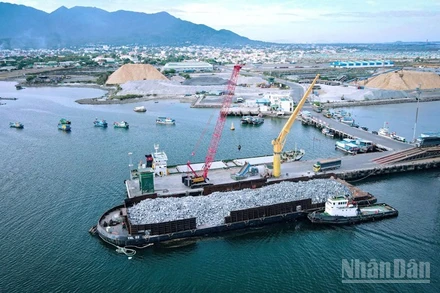 Các cảng biển tỉnh Khánh Hòa ngày càng thu hút nhiều nhà đầu tư trong nước và quốc tế tìm đến đầu tư các dự án phát triển kinh tế mang tầm khu vực. (Ảnh: NGUYỄN TRUNG)