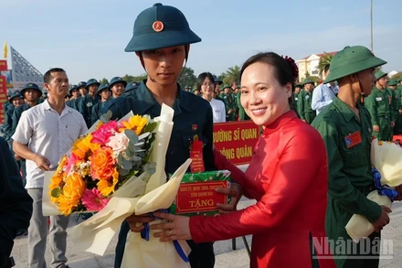 Lãnh đạo phường Phan Rang (Khánh Hòa) tặng hoa chúc mừng, dặn dò các tân binh trước giờ lên đường.