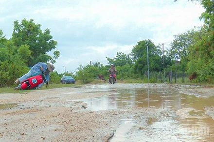 Người điều khiển xe máy trong lúc tránh đường bị ngập nước mưa, đường bị trơn trượt làm té ngã. (Ảnh: CTV)