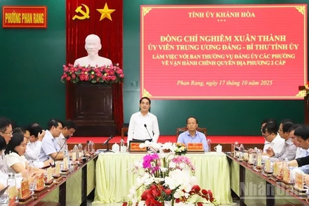 Quang cảnh buổi làm việc. (Ảnh NGUYỄN TRUNG)