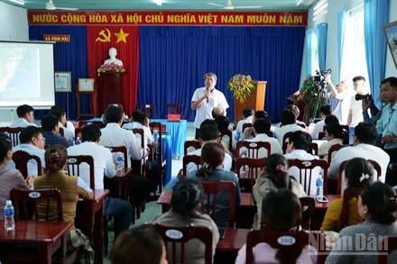 Quang cảnh buổi khảo sát và lấy ý kiến người dân. (Ảnh: NGUYỄN TRUNG)