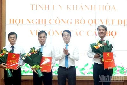Bí thư Tỉnh ủy Khánh Hòa Nghiêm Xuân Thành trao quyết định điều động, chỉ định cho các đồng chí được giao giữ chức vụ Bí thư Đảng ủy xã Vĩnh Hải, phường Bảo An và Chánh văn phòng Tỉnh ủy. (Ảnh: NGUYỄN TRUNG)