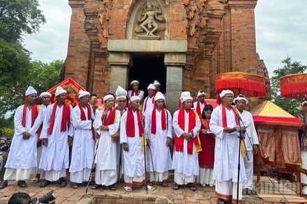 Phó cả sư Lưu Sanh Thanh, Ủy viên Ủy ban Mặt trận Tổ quốc Việt Nam tỉnh Khánh Hòa, Thư ký Hội đồng Chức sắc Chăm Bàlamôn phát biểu chào mừng, khai Lễ hội Katê năm 2025 tại tháp Po Klong Garai, phường Đô Vinh. (Ảnh: NGUYỄN TRUNG)