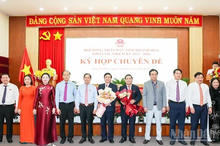 Chính Trị - Trang 1 Các Đồng Chí Lãnh Đạo Tỉnh Khánh Hòa Tặng Hoa Chúc Mừng Đồng Chí Lâm Đông Và Đồng Chí Lữ Thanh Hải. (Ảnh: Ctv)