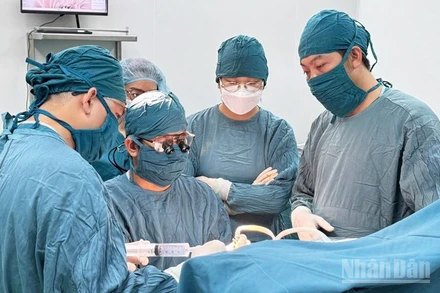 Ê-kíp bác sĩ Bệnh viện Nhi Đồng 2 (Thành phố Hồ Chí Minh) và Bệnh viện Đa Khoa Ninh Thuận (tỉnh Khánh Hòa) thực hiện ca phẫu thuật cho bệnh nhi 15 ngày tuổi bị tắc ruột bẩm sinh. (Ảnh: Bệnh viện Đa Khoa Ninh Thuận cung cấp)