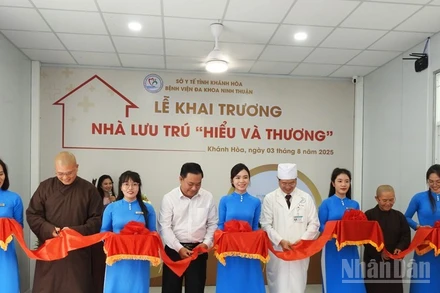 Lãnh đạo Sở Y tế tỉnh Khánh Hòa cùng lãnh đạo Bệnh viện đa khoa Ninh Thuận và đại diện nhà tài trợ cắt băng khai trương công trình Nhà lưu trú "Hiểu và Thương".