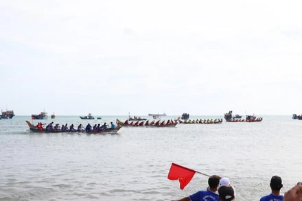 Các vận động viên chuẩn bị vào cuộc tranh tài. (Ảnh: NGUYỄN TRUNG)