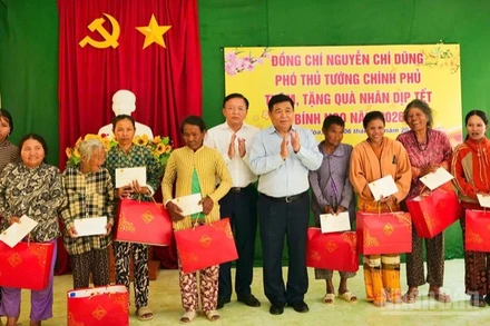 Phó Thủ tướng Nguyễn Chí Dũng và lãnh đạo tỉnh Khánh Hòa tặng quà chúc Tết cho người nghèo xã Ninh Hải. (Ảnh: NGUYỄN TRUNG)