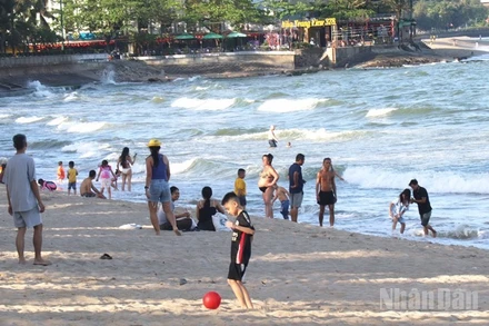 Biển Nha Trang (Khánh Hòa) hấp dẫn du khách trong những ngày đầu xuân Bính Ngọ 2026. (Ảnh: NGUYỄN TRUNG)