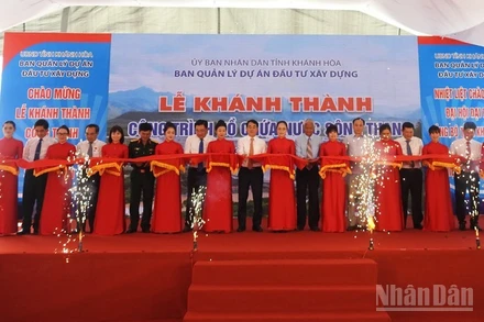 Các đồng chí lãnh đạo tỉnh Khánh Hòa cùng lãnh đạo các sở, ngành cắt băng khánh thành dự án Hồ chứa nước Sông Than. (Ảnh: NGUYỄN TRUNG)
