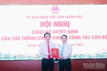 Bí thư Tỉnh ủy Khánh Hòa Nghiêm Xuân Thành trao quyết định của Thủ tướng Chính phủ phê chuẩn kết quả bầu chức vụ Chủ tịch Ủy ban nhân dân tỉnh cho đồng chí Nguyễn Khắc Toàn. (Ảnh: NGUYỄN TRUNG)