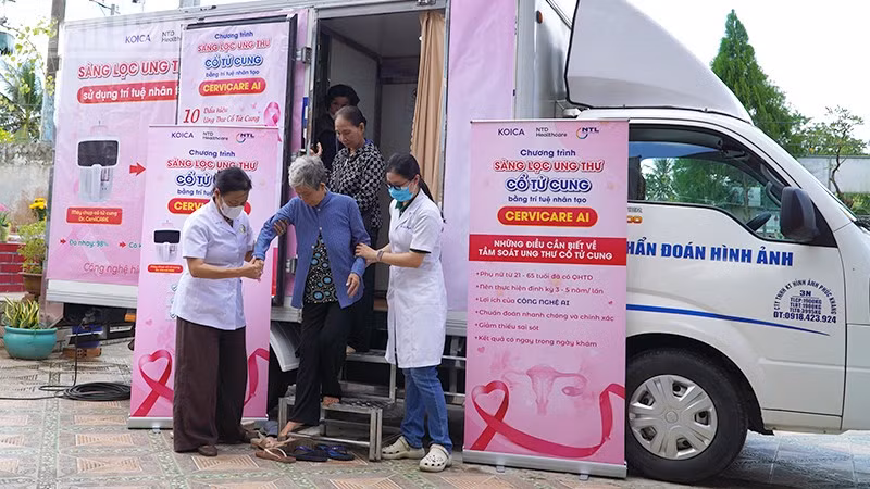 Y, bác sĩ sử dụng hệ thống Dr. CerviCARE với công nghệ AI tầm soát ung thư cổ tử cung.