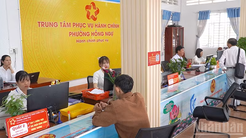 Giải quyết thủ tục hành chính cho người dân tại phường Hồng Ngự, tỉnh Đồng Tháp.