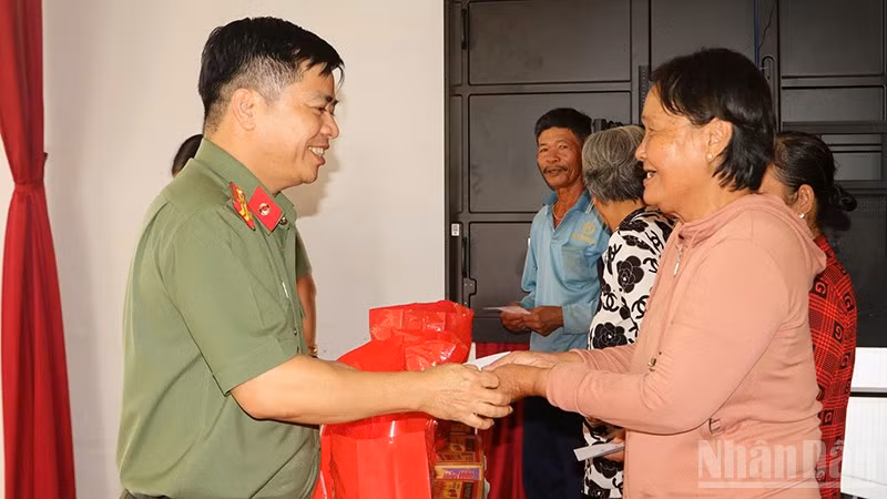 Đại tá Ngô Xuân Phú, Phó Cục trưởng Cục An ninh nội địa, Bộ Công an trao các phần quà tặng người dân có hoàn cảnh khó khăn của xã Tân Hộ Cơ.