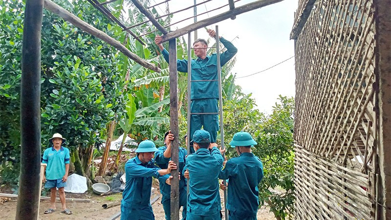 Giúp dân sửa lại nhà sau dông lốc.